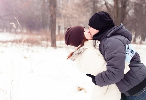 Pareja joven parque de invierno, bosque, besos, amarse, familia feliz, idea estilo concepto relaciones, en sombreros de ropa —  Fotos de Stock