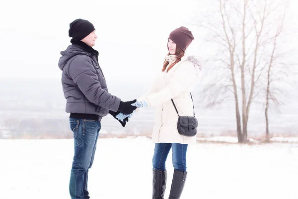 Pareja joven en el parque de invierno, bosques, descanso disfrutando de caminar, familia feliz, concepto de idea de estilo relaciones amorosas, sombreros de ropa — Foto de Stock