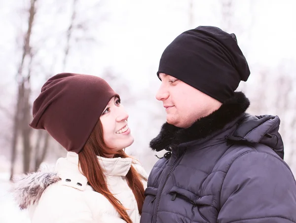 Junges Paar im Winterpark, Wald, Ruhe genießen Spaziergang, glückliche Familie, Idee Stil Konzept Liebesbeziehungen, Kleidung Hüte — Stockfoto
