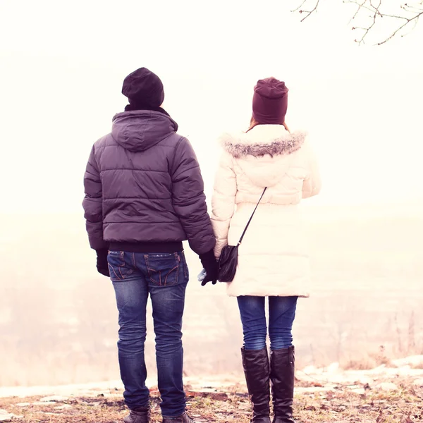 Молодая пара в зимнем парке, лес, отдых наслаждаясь прогулкой, счастливая семья, идея стиль концепции любовные отношения, одежда шляпы — стоковое фото