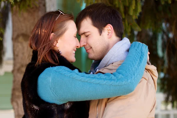 Pareja joven primavera ciudad, relajarse divertirse, amarse, familia feliz, idea estilo concepto relaciones ropa de otoño —  Fotos de Stock