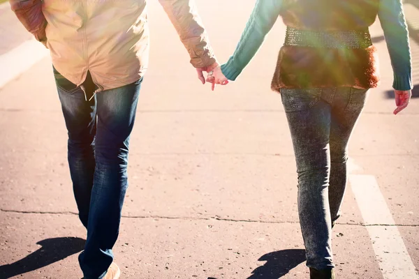 Jovem casal primavera cidade, relaxar se divertir, amar uns aos outros, família feliz, ideia estilo conceito relacionamentos outono roupas mãos andando rua abaixo — Fotografia de Stock