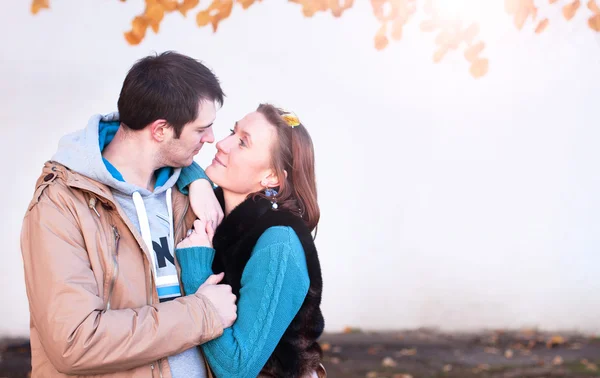 Pareja joven primavera ciudad, relajarse divertirse, amarse, familia feliz, idea estilo concepto relaciones ropa de otoño — Foto de Stock