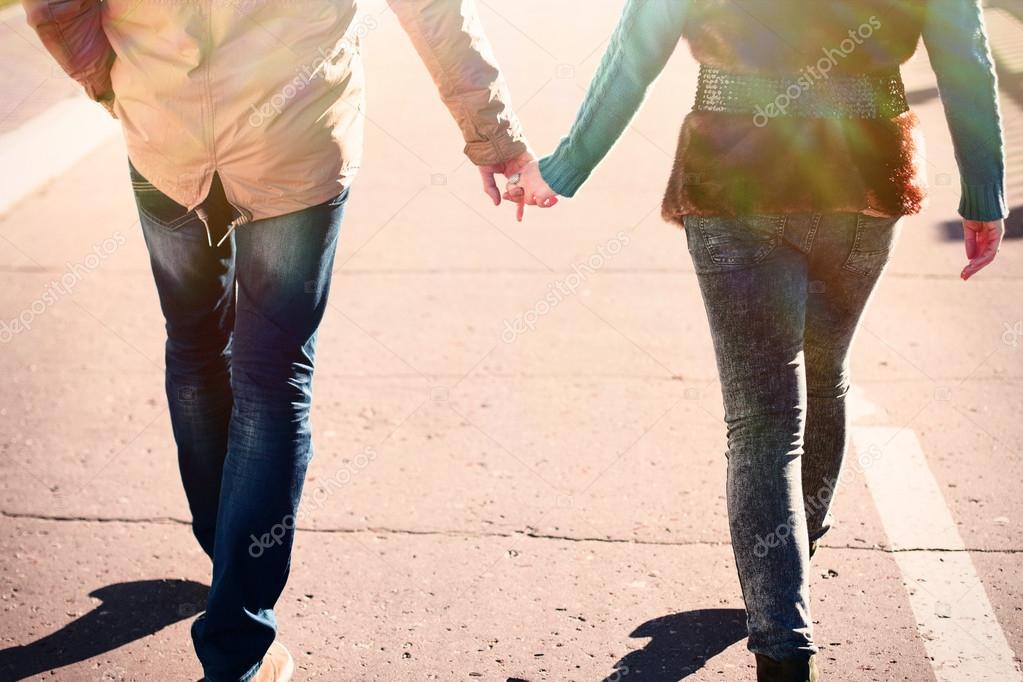 Секс на свежем воздухе молодой пары во время прогулок