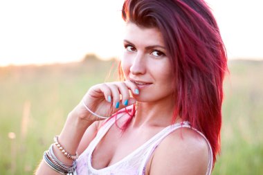 Yakın çekim portre güzel kız, kadın elbise açık havada yaz gün park ihale, stil kavramı ideal, yaşam tarzı moda