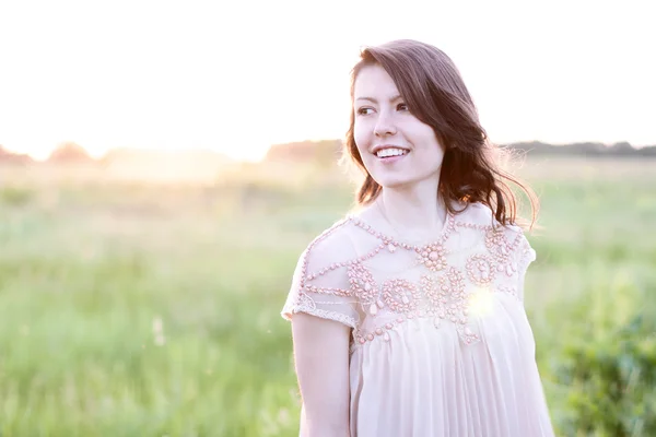 Schöne Mädchen Kleid mit braunen Haaren, heißen Sommertag Park, entspannende Posen, Mode-Stil Konzept Idee der modernen Schönheit, Lifestyle, glücklich im Freien — Stockfoto