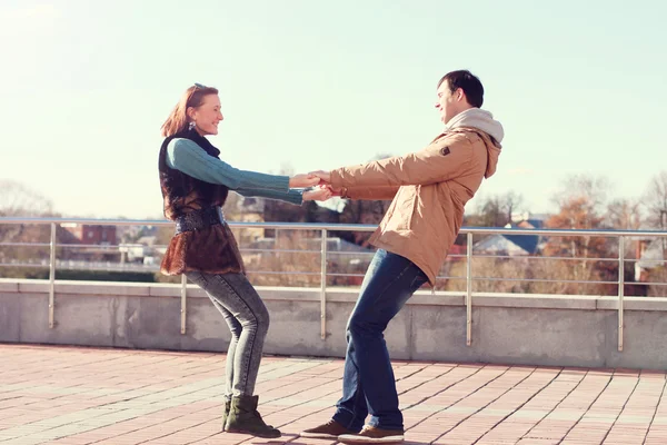 Pareja joven primavera ciudad, relajarse divertirse, amarse, familia feliz, idea estilo concepto relaciones ropa de otoño —  Fotos de Stock