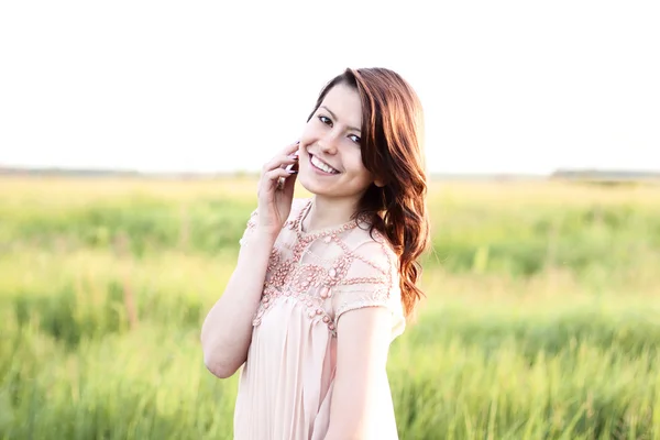 Schöne Mädchen Kleid mit braunen Haaren, telefonieren, heißen Sommertag Park, entspannende Posen, Mode-Stil Konzept Idee von moderner Schönheit, Lifestyle, glücklich im Freien — Stockfoto