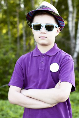 Gözlük şapka yaz gün woods, açık havada dinlenme kendine güvenen küçük biri moda stil kavram fikir, gömlek erkek