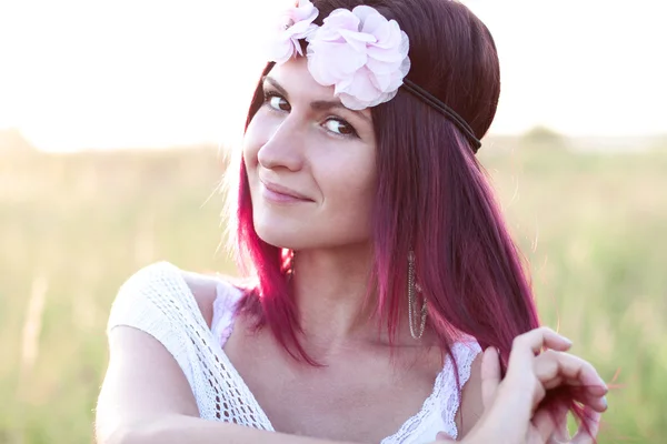 Hermosa chica posando verano en el prado, estilo de moda, belleza natural, día soleado, morena apasionadamente dulce, con un lazo en la cabeza — Foto de Stock