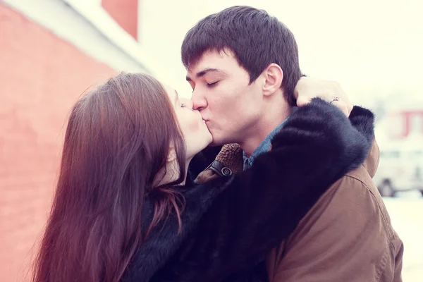 Jovem casal pé rua no inverno feliz, sorrindo ao ar livre, a ideia de estilo de vida família conceito de moda, estudantes se divertindo — Fotografia de Stock