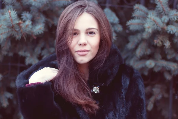 Hermosa chica morena de ojos marrones abrigo negro de invierno posando árboles de fondo, idea de concepto de estilo de moda, retrato resto disfrutando de aire fresco, estudiante — Foto de Stock