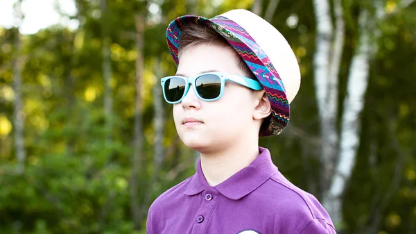 Boy with glasses  hat summer day  woods, outdoors resting one confident little man fashion style concept idea, shirt — Stock Photo, Image