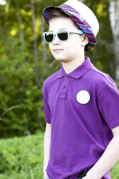 Boy with glasses  hat summer day  woods, outdoors resting one confident little man fashion style concept idea, shirt — Stock Photo, Image