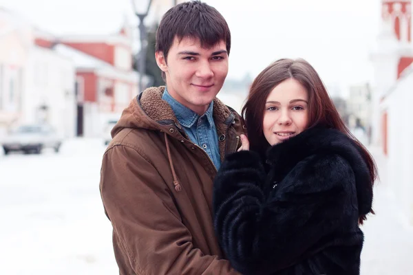 Jovem casal pé rua no inverno feliz, sorrindo ao ar livre, a ideia de estilo de vida família conceito de moda, estudantes se divertindo — Fotografia de Stock