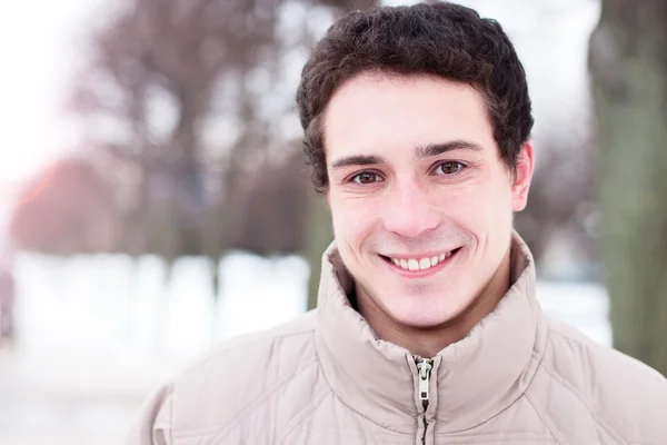 Närbild kille street jacka utomhus vinter, idé konceptet glad säker person, mode livsstil, promenad helgen — Stockfoto