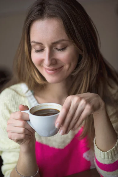 年轻快乐的女人端着一杯热咖啡茶坐在咖啡馆、生活方式、早餐或晚餐上花时间放松、健康、时尚 — 图库照片