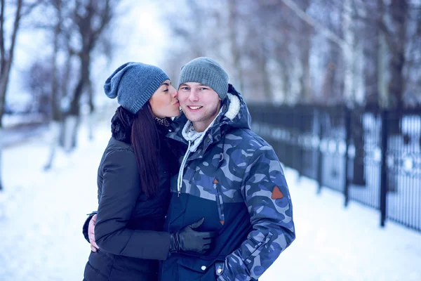 Beau couple adulte amour, parc en hiver — Photo