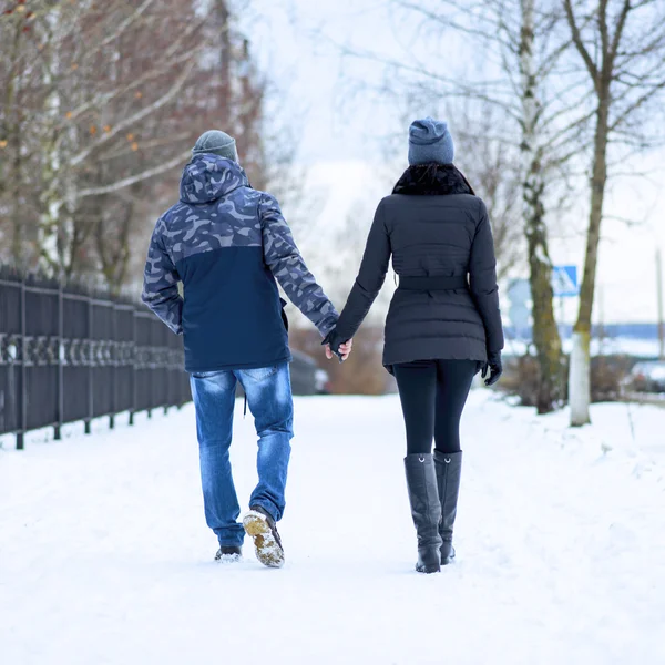 Indah pasangan dewasa cinta, taman di musim dingin — Stok Foto