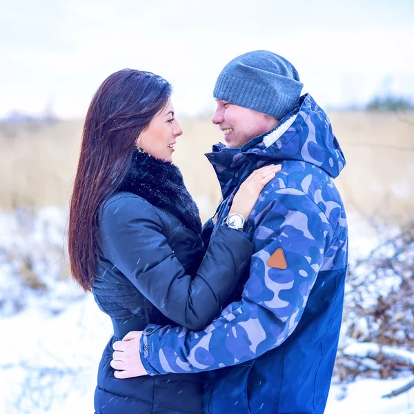 Schöne erwachsene Paare lieben, Park im Winter — Stockfoto