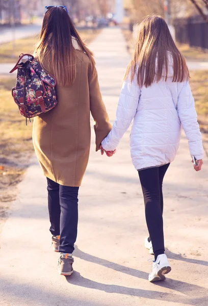 Dua pacar perempuan, atau ibu dan anak perempuan berada di tangan jalan — Stok Foto