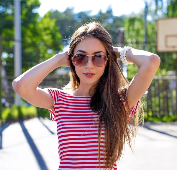 Happy bright young beautiful girl smiling on the nature posing in sunglasses, fashion lifestyle, one outdoors park — Stok fotoğraf