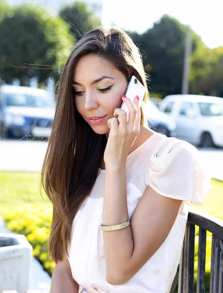 Mooi meisje praten over de telefoon gelukkig glimlachend helder zonnige zomerdag — Stockfoto
