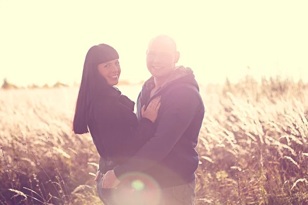 Mladý a krásný pár milují procházky venku v podzimní rodiny — Stock fotografie