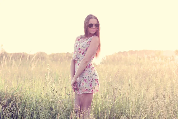 Belle prairie verte de champ de fille dans le parc d'été robe délicate, profiter des loisirs, style de mode, vie glamour, étudiant à une journée ensoleillée brillante . — Photo