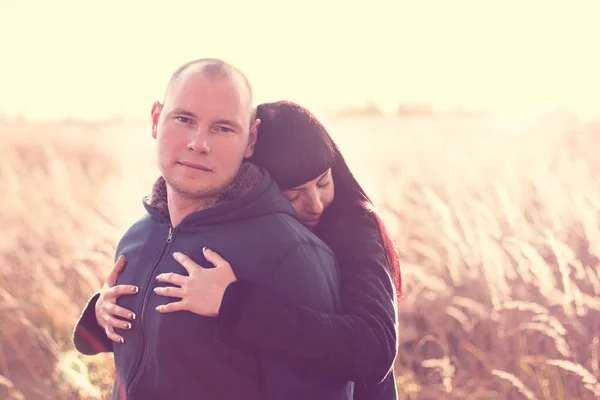 Meisje haar vriendje buitenshuis gezinnen knuffelen — Stockfoto