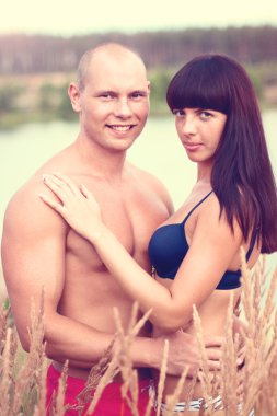 Doğada romantik genç Çift