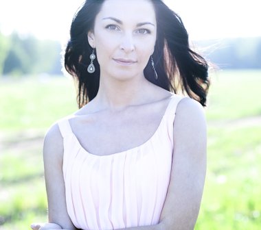 Güzel kadın ayakta bir alan pembe elbise, moda stil, portre açık kavramı