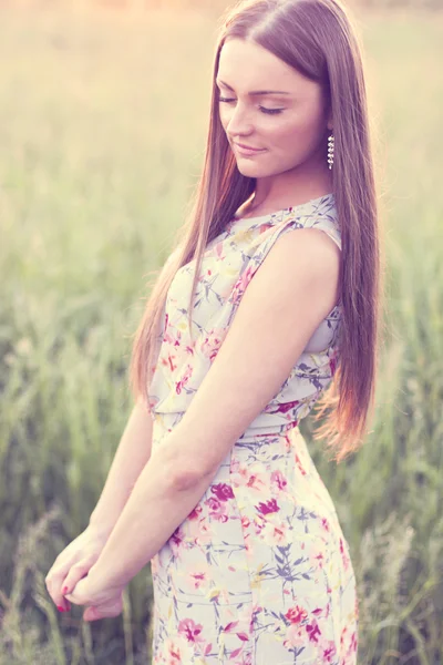 Schöne Mädchen Feld grüne Wiese im Sommer Park zartes Kleid, genießen Freizeit, Mode-Stil, Glamour-Leben, Student an einem strahlend sonnigen Tag. — Stockfoto