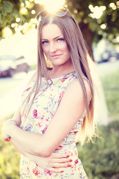 Hermosa chica campo prado verde en el parque de verano delicado vestido, disfrutando del ocio, estilo de moda, la vida de glamour, estudiante en un día soleado brillante . — Foto de Stock