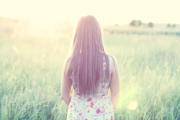 Schöne Mädchen Feld grüne Wiese im Sommer Park zartes Kleid, genießen Freizeit, Mode-Stil, Glamour-Leben, Student an einem strahlend sonnigen Tag. — Stockfoto