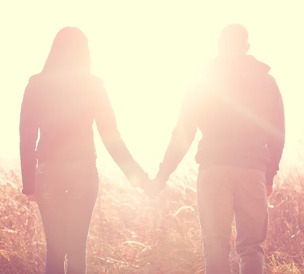 Joyeux jeune couple jouant au parc se reposant été et printemps, l'air frais profiter des Dourges émotionnels les uns des autres mains — Photo