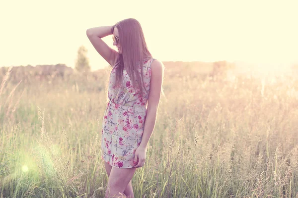 Krásná dívka pole zelená louka v letním parku jemné šaty, užívat si volného času, módní styl, kouzlo života, student na jasný slunečný den. — Stock fotografie