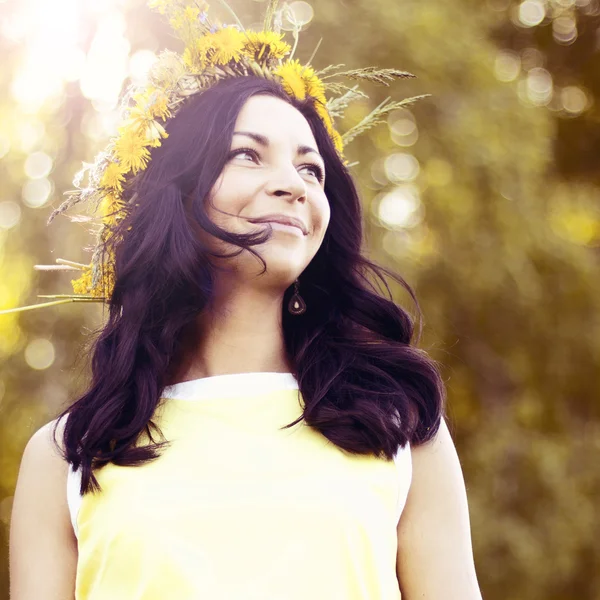 Stijl van de manier van de mooie brunette vrouw buitenshuis in gele jurk lachende gelukkig concept idee om te kijken in de verte — Stockfoto