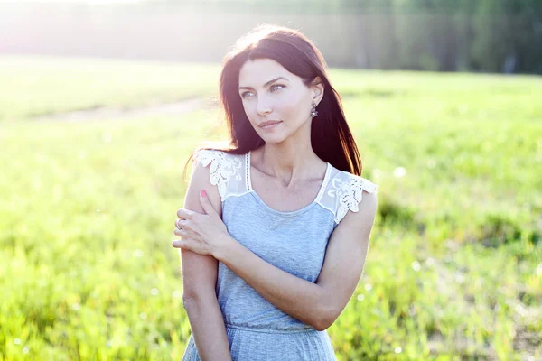 Krásná dívka šaty letní odpočívání líbí myšlenka životní styl, módní koncept, příroda, portrét ženy park — Stock fotografie