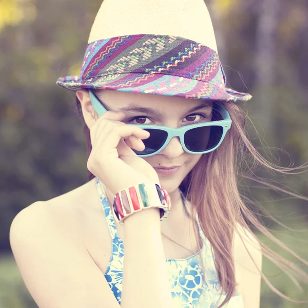 Prachtige natuurlijke schoonheid weinig meisje schoolmeisje student draagt bril jurk, heldere zonnige zomer dag buiten frisse lucht idee concept fashion stijl hoed, poname — Stockfoto