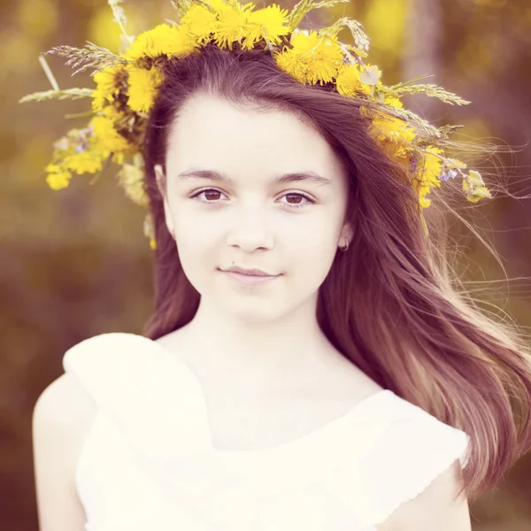 Mooie kleine meisje, outdoor, kleur boeket bloemen, heldere zonnige zomer dag park weide glimlachend gelukkig genieten van het leven, schoolmeisje, natuurlijke schoonheid — Stockfoto