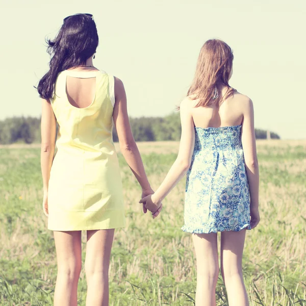 Madre e hija descansando prado día soleado, en los vestidos de la familia lugar placer, idea concepto idilio — Foto de Stock