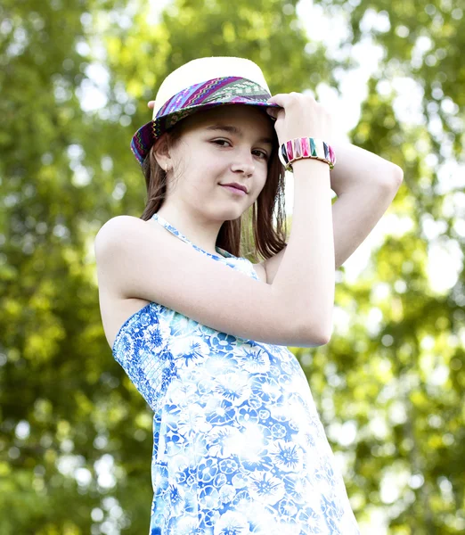 Красивая природная красота маленькая девочка школьница носит очки платье, яркий солнечный летний день на открытом воздухе свежий воздух идея концепции моды шляпа стиль, poname — стоковое фото