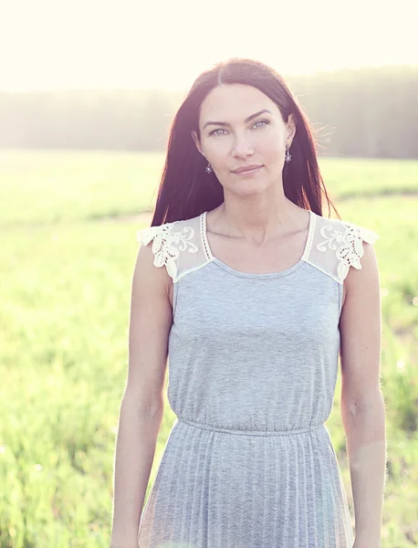 Krásná dívka šaty letní odpočívání líbí myšlenka životní styl, módní koncept, příroda, portrét ženy park — Stock fotografie