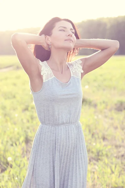 Schöne Mädchen Kleid Sommer Ruhe genießen Idee Lifestyle, Modekonzept, Natur, Porträt Frauen Park — Stockfoto