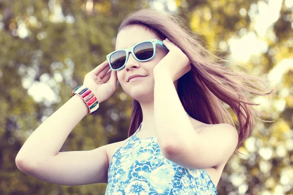 Belle beauté naturelle petite fille écolière étudiant porte des lunettes robe été journée ensoleillée en plein air idée concept air frais style mode heureux sourires — Photo