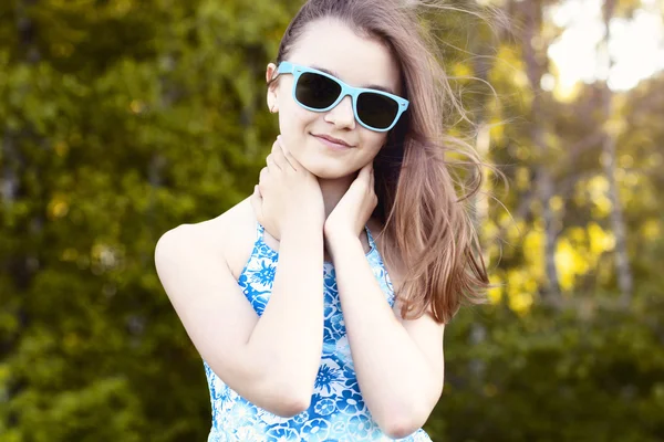 Yaz parlak güneşli gün açık havada taze hava fikir kavramı moda stil mutlu gülümsemeler küçük kız kız öğrenci öğrenci giyer gözlük elbise güzel doğal güzellik — Stok fotoğraf