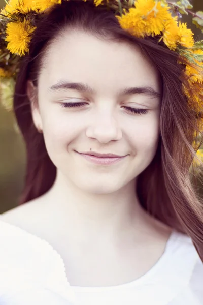 Mooie kleine meisje, outdoor, kleur boeket bloemen, heldere zonnige zomer dag park weide glimlachend gelukkig genieten van het leven, schoolmeisje, natuurlijke schoonheid — Stockfoto