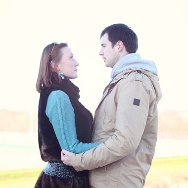 Genç çift bahar şehir, dinlenmek iyi eğlenceler, birbirimizi, mutlu bir aile, fikir tarzı kavramı ilişkileri sonbahar kıyafetleri seviyorum