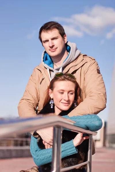 Junges Paar Frühling Stadt, entspannen haben Spaß, lieben einander, glückliche Familie, Idee Stil Beziehungen Herbst Kleidung — Stockfoto